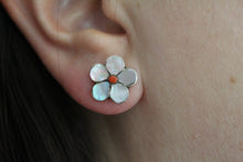 Load image into Gallery viewer, Pink Shell Flower Studs