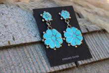 Load image into Gallery viewer, Turquoise Flower Earrings